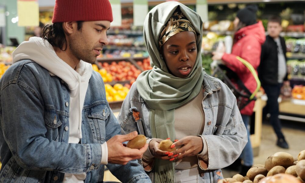 muslim couple buying groceries
