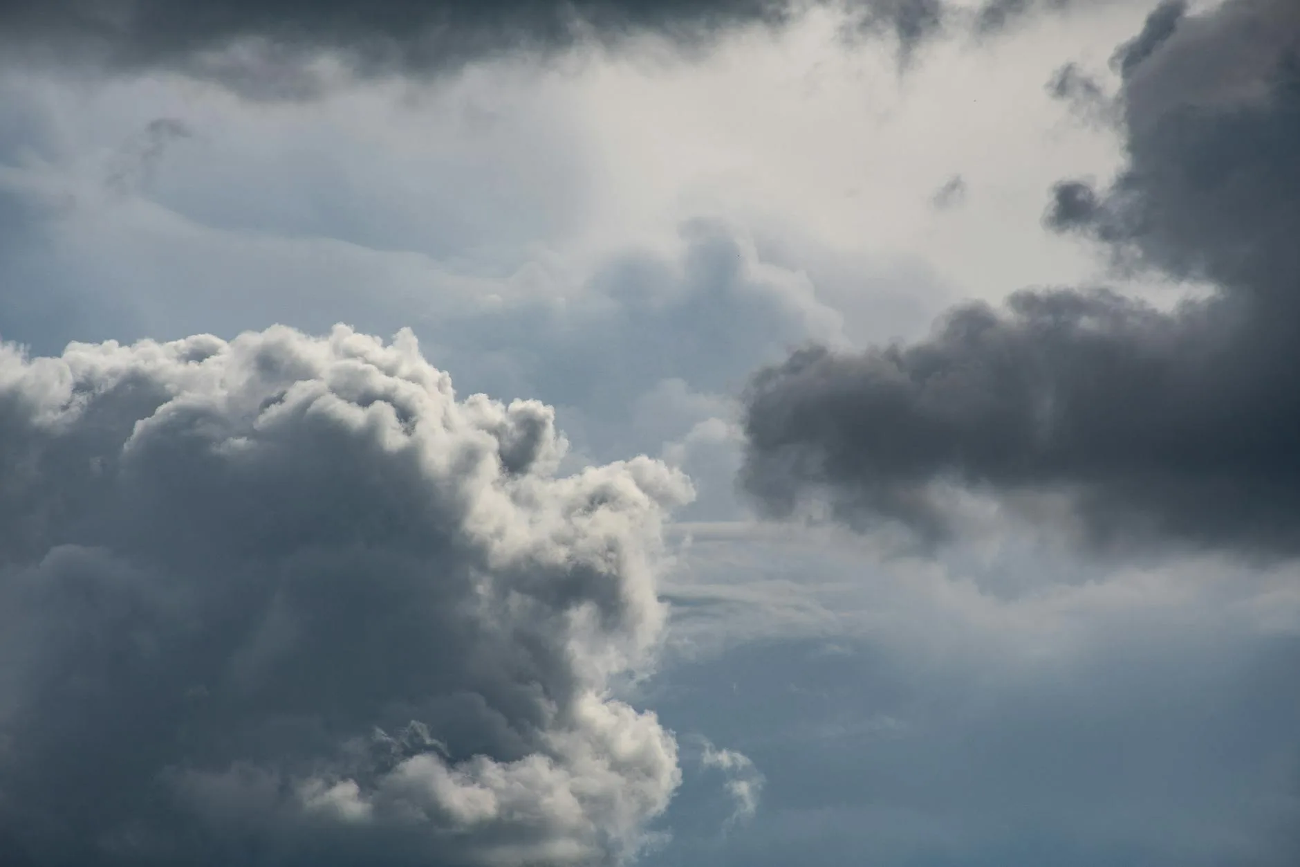 photo of white and gray clouds.La Niña 